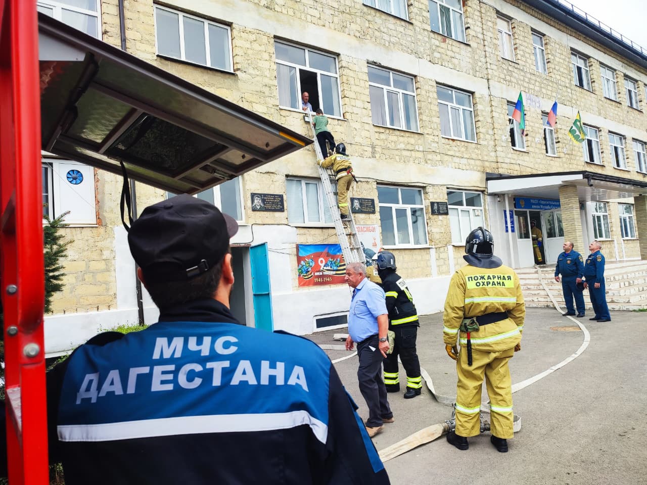 Пожарно–тактические занятия ПЧ-53 на объекте образования